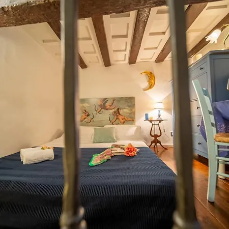 Wonderful Romantic Studio Ponte Vecchio Area Apartment Florence